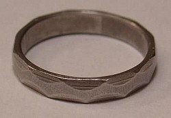 LA BAGUE NOORANI, BAGUE MERVEILLEUSE DE SUPER POUVOIR, C'est la bague la plus puissante, la plus mystique et la plus ancienne. Ce pouvoir, confectionné par les grands et puissants magiciens de l' époque (460-800 ans avant jésus-Christ) fut considérablement améliorê par les pharaons en Égypte. Cette bague merveilleuse de super puissance est de toute façon sans danger pour le dévot (bénéficiaire).